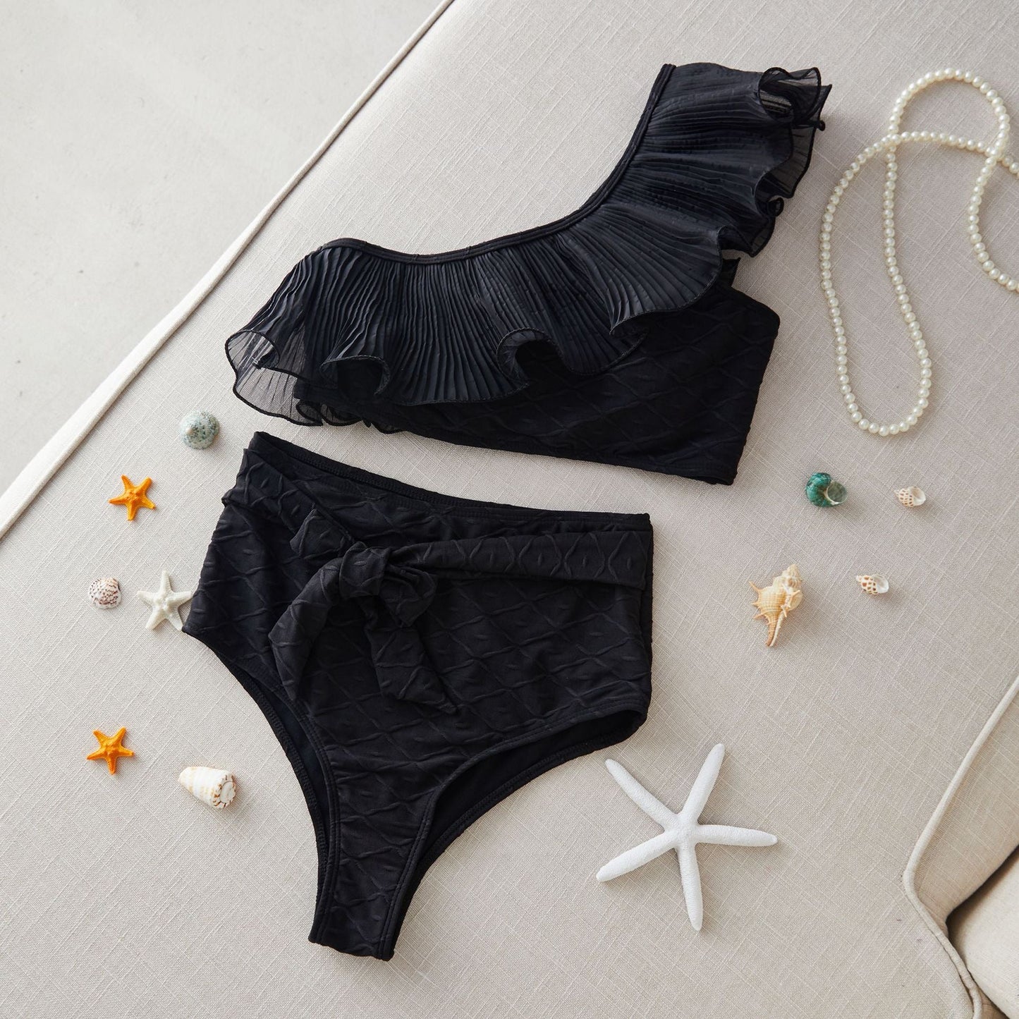 Eleganter Damen-Bikini mit üppigen Rüschen und hohem Schnitt von berg-feldt
 - berg-feldt