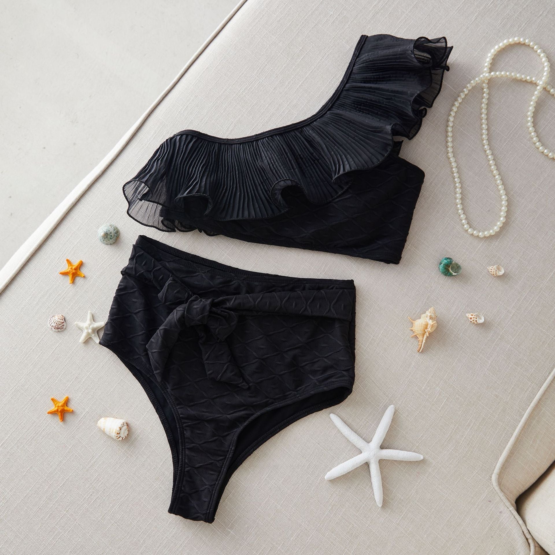 Eleganter Damen-Bikini mit üppigen Rüschen und hohem Schnitt von berg-feldt
 - berg-feldt