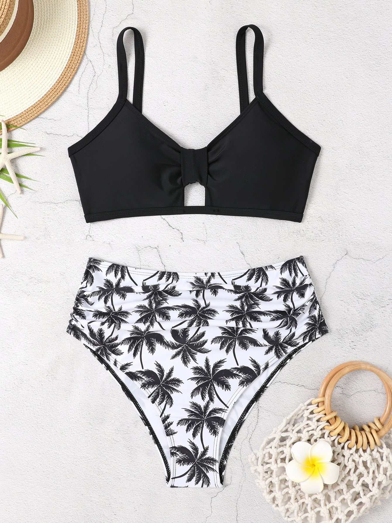 Hochtailiger Damen-Bikini mit Blumenmuster von berg-feldt
