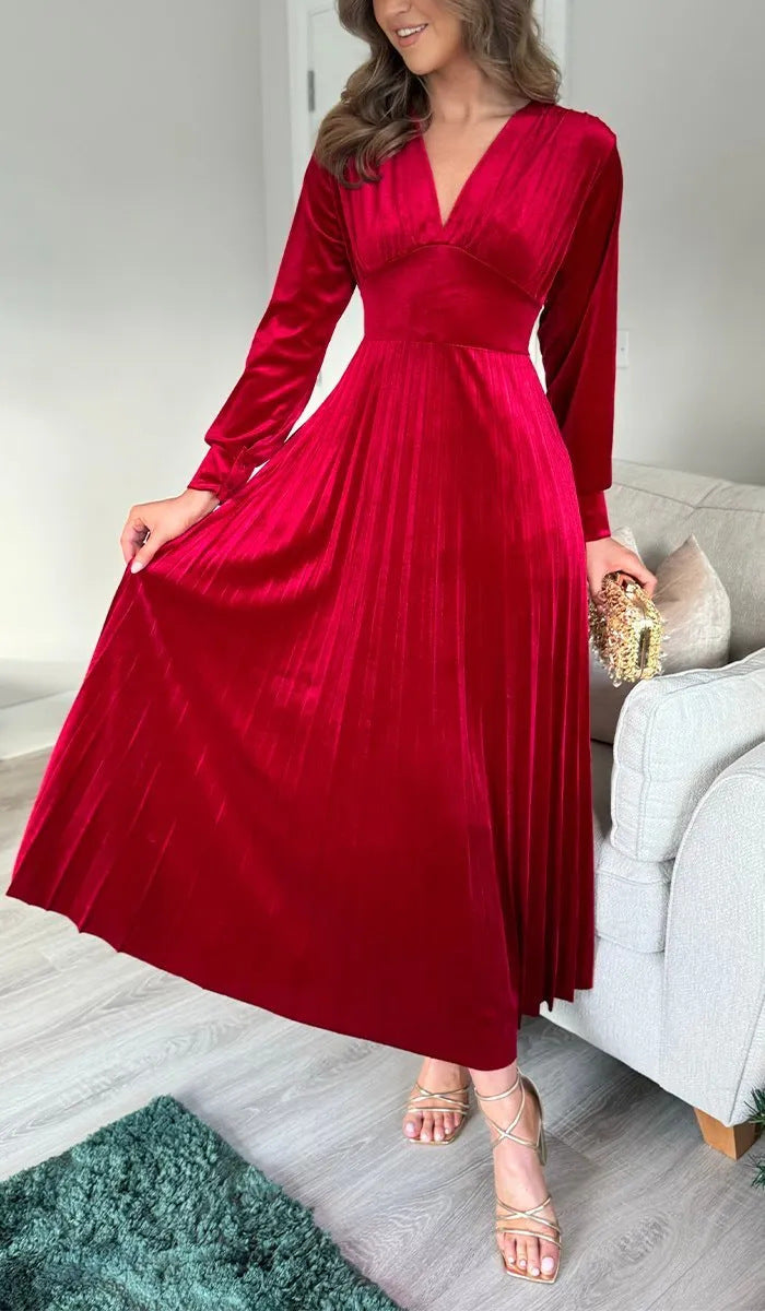 Elegantes Abendkleid für Damen mit Plissee, V-Ausschnitt und luxuriösem Stoff von berg-feldt