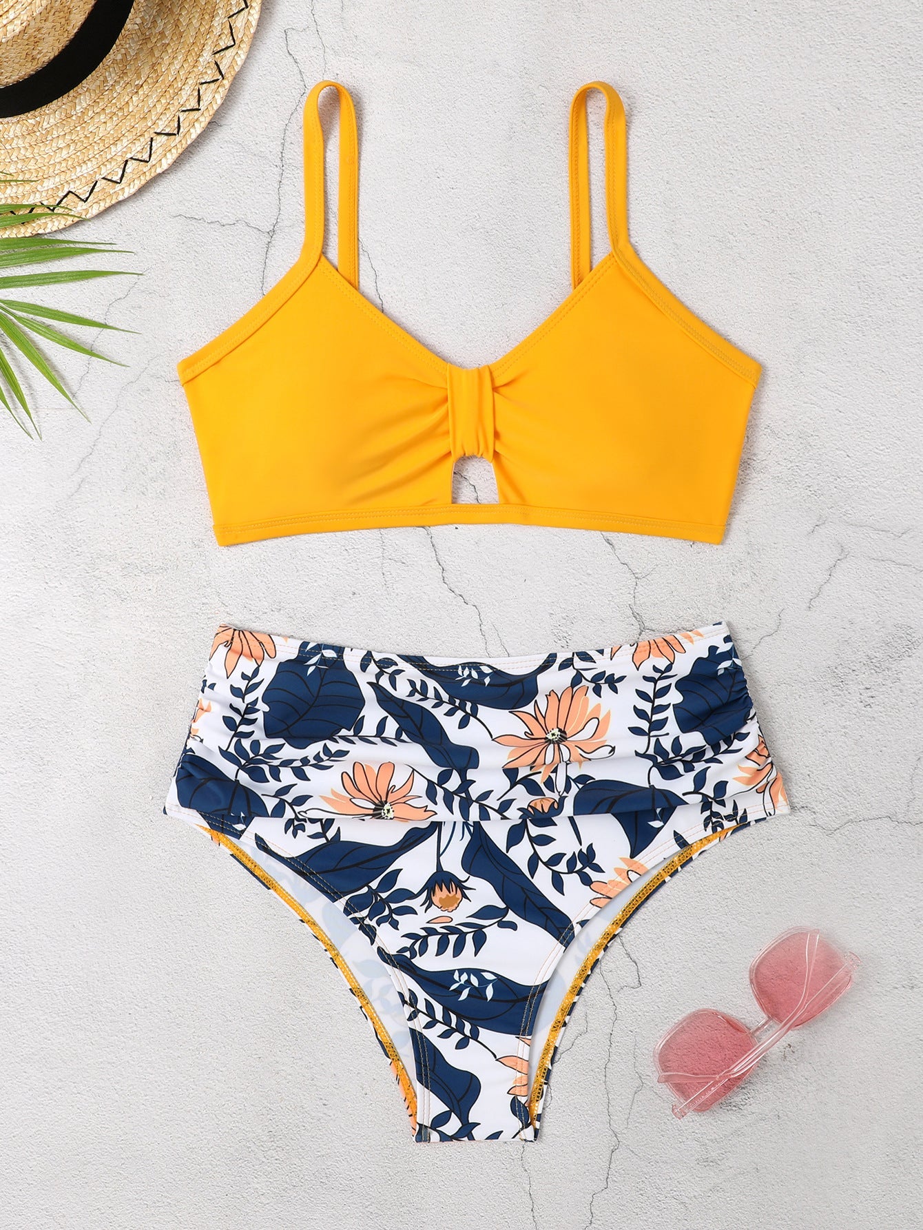 Hochtailiger Damen-Bikini mit Blumenmuster von berg-feldt