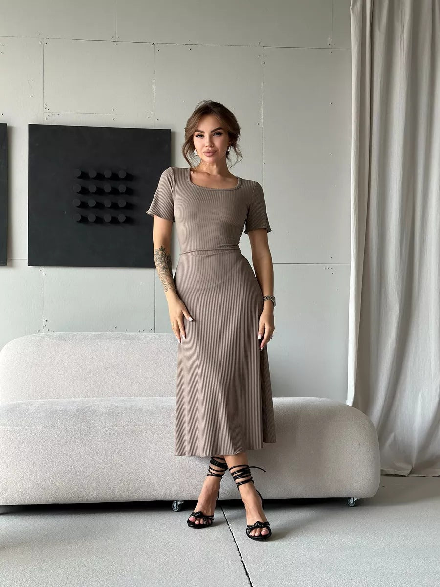 Figurbetontes Damenkleid mit Carrée-Ausschnitt und elegantem Schlitz von berg-feldt