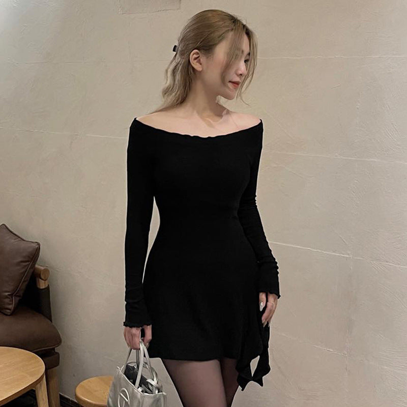 Kurzes, figurbetontes Minikleid mit seitlichem Knoten,  langärmlig und off-shoulder von berg-feldt