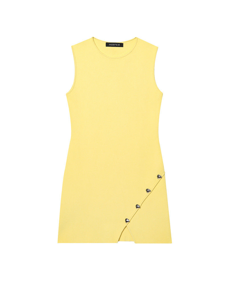 Kurzes, asymmetrisches Damenkleid mit Zierdetails von berg-feldt