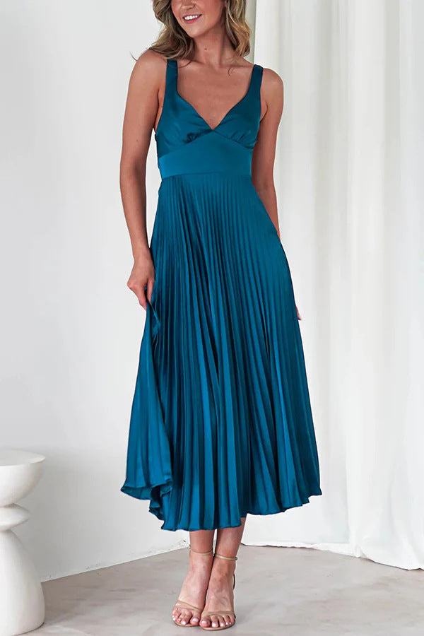 Robe longue élégante avec col en V, plissée et coupe fluide de berg-feldt