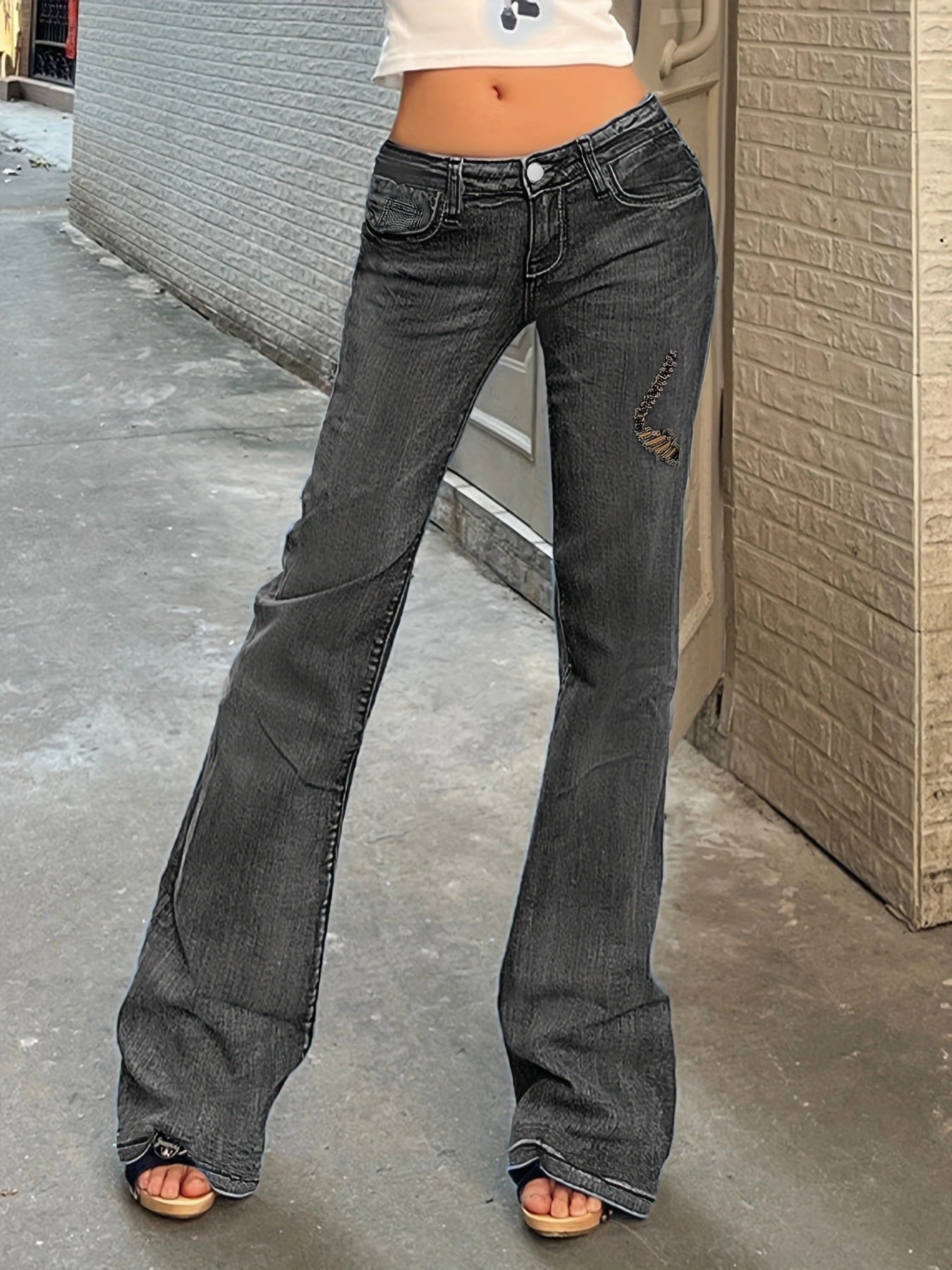 Jean bootcut femme Berg-Feldt avec délavages élégants et déchirures créatives