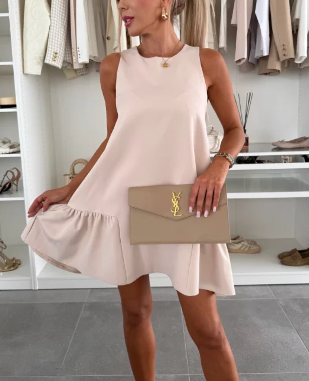Kurzes Damenkleid mit fließendem Schnitt und hübschem Volant von berg-feldt