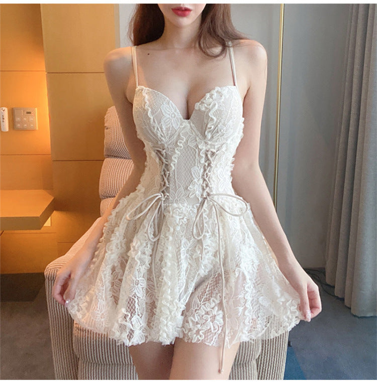 Verführerisches Damenkleid mit Spitze, Rüschen und V-Ausschnitt von berg-feldt