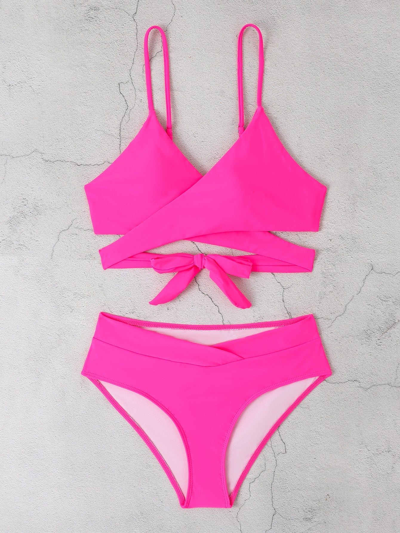 Trendiger Damen-Bikini mit Wickeldesign und hohem Bund von berg-feldt