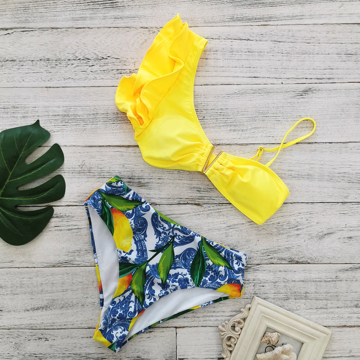 Maillot de bain deux pièces à volants opulents et motifs colorés par berg-feldt
