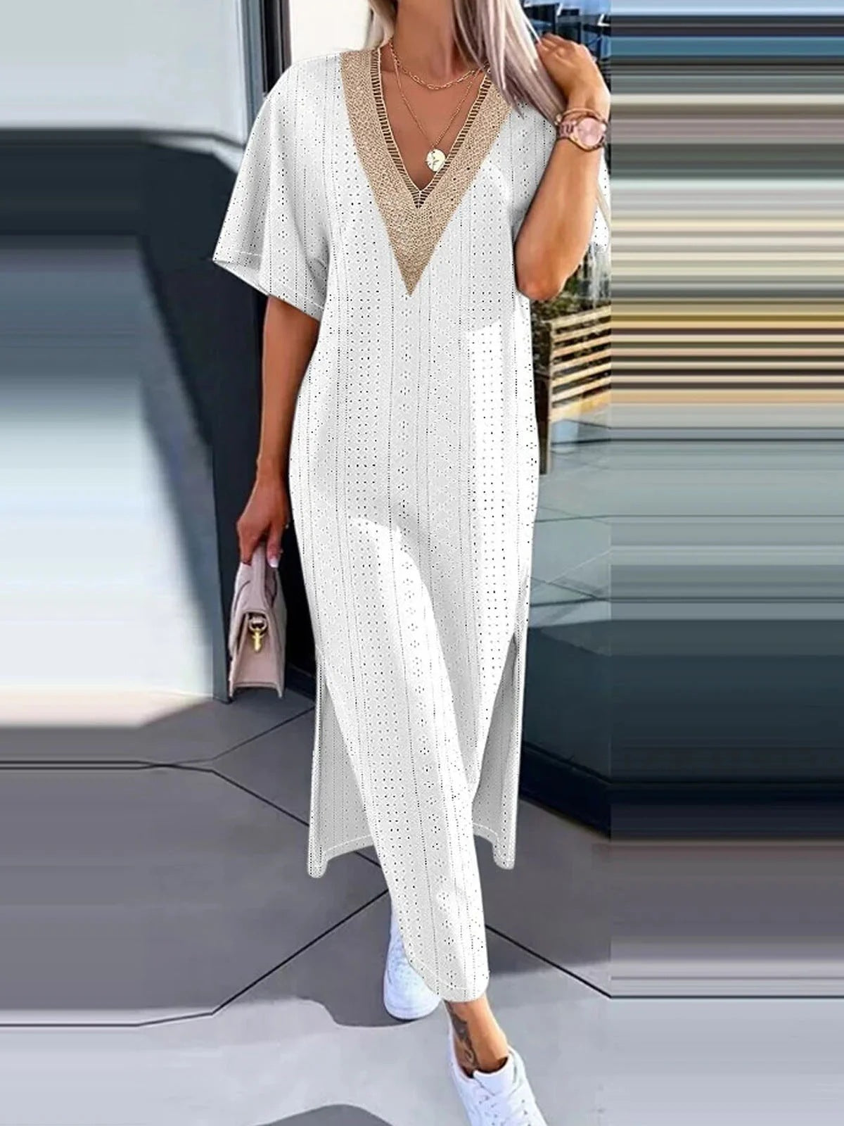 Robe tunique élégante pour femme avec col en V et détails décoratifs par berg-feldt