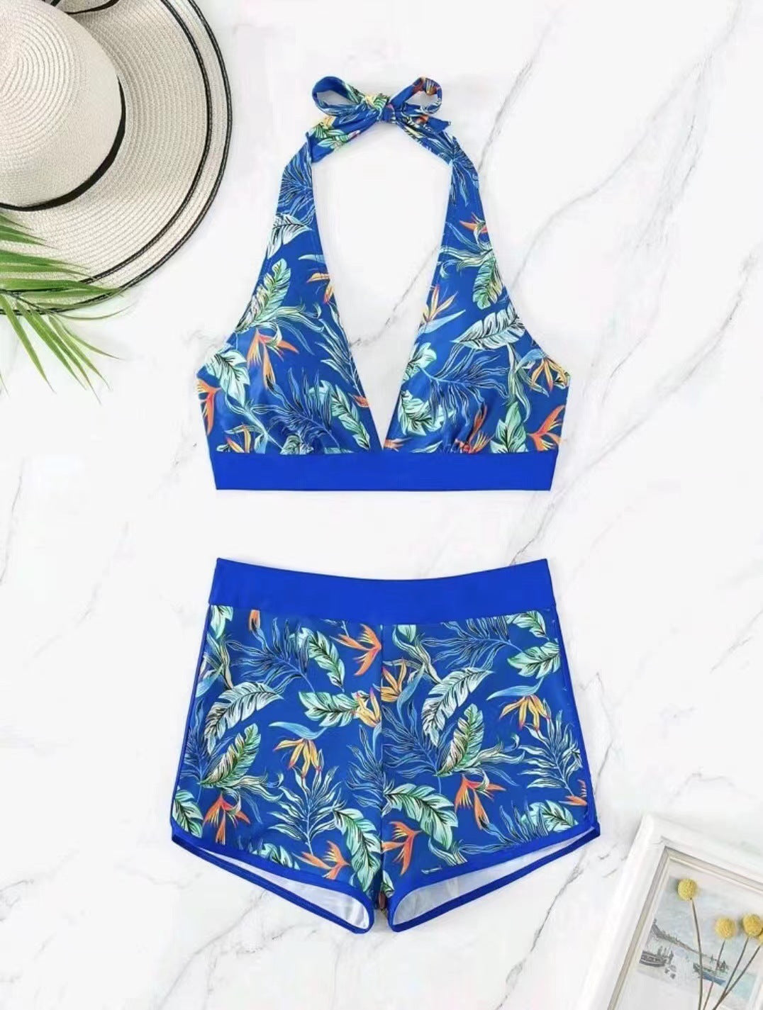 Sportliches Damen Bade-Bikini Oberteil mit tiefem Ausschnitt und Shorts von berg-feldt