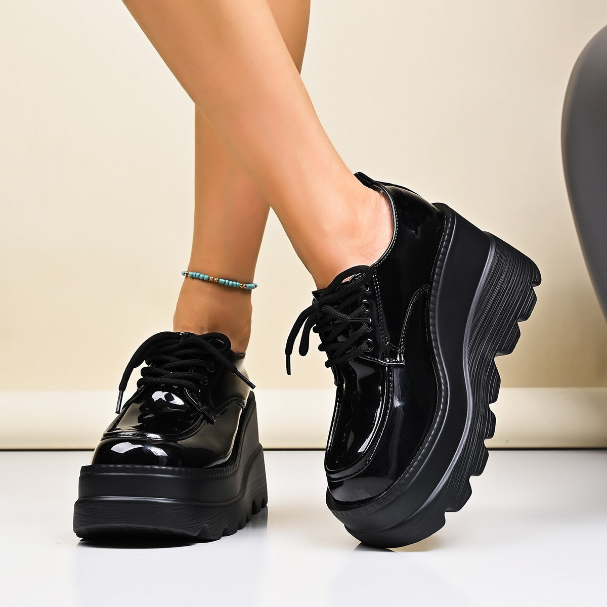 Damen Plateau Schnürschuhe mit glänzendem Obermaterial und rutschfester Sohle Berg-Feldt