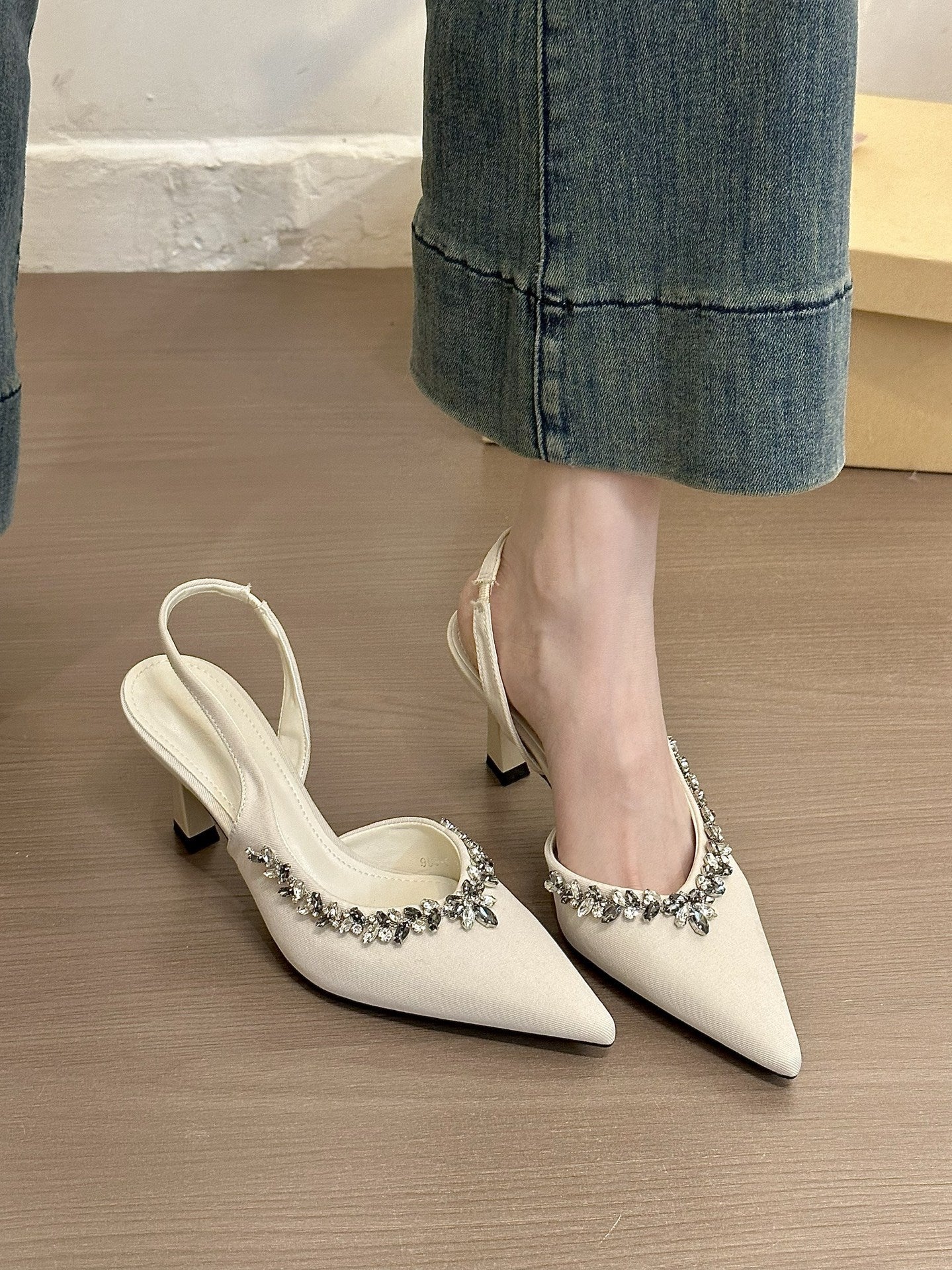 Elegante Damen Slingback-Absätze mit Spitze und Strassbesatz von Berg-Feldt