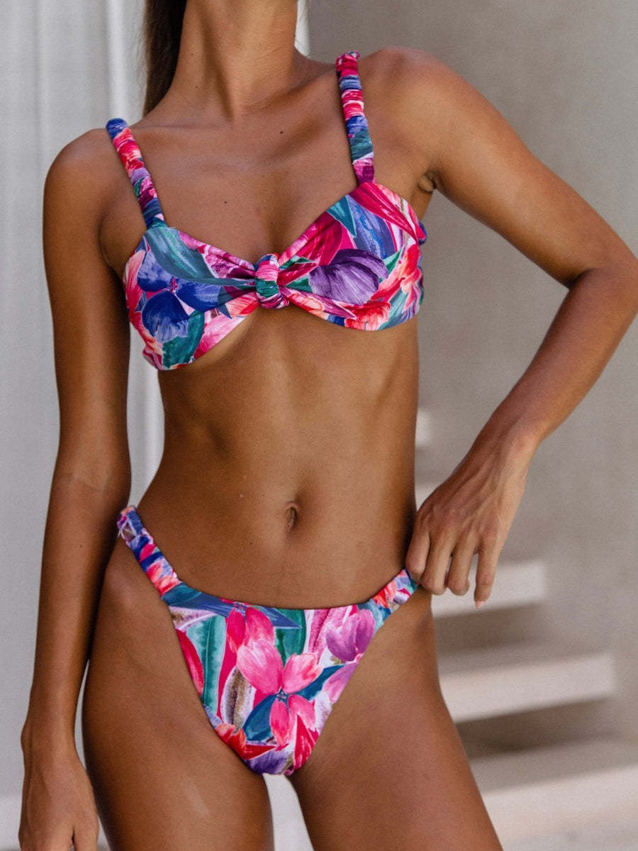 Bikini deux pièces pour femme avec haut à nœud tendance et coupe échancrée de berg-feldt