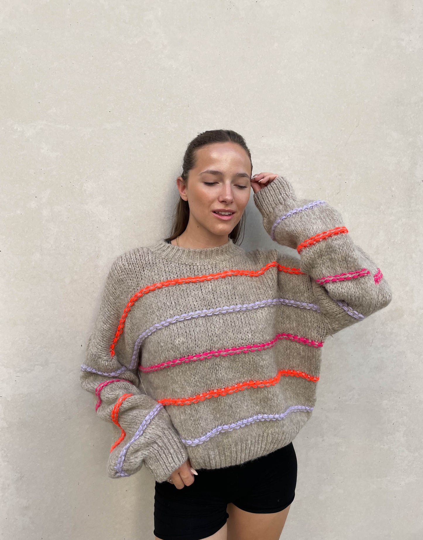Berg-Feldt | Übergroßer Pullover mit neonfarbenen Ziernähten