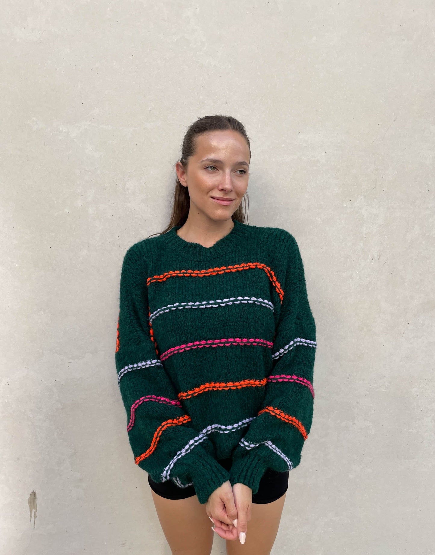 Berg-Feldt | Übergroßer Pullover mit neonfarbenen Ziernähten