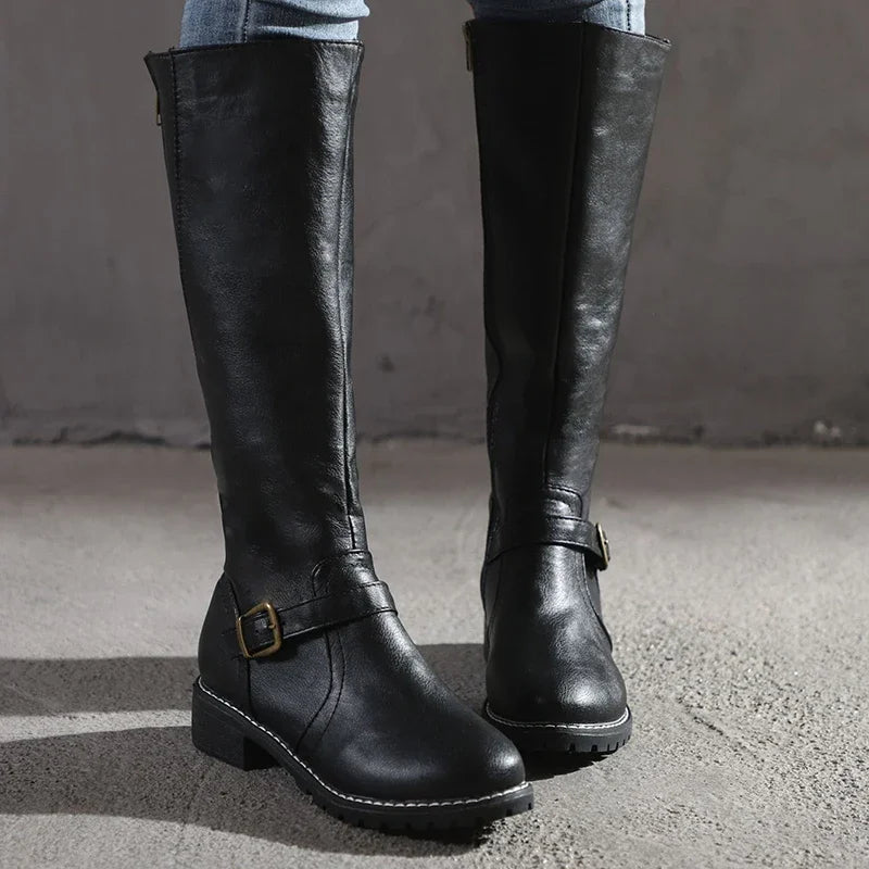 Berg-Feldt | Knielange Stiefel – Schmaler Schnitt – Schnallen-Detail – Lederähnliche Oberfläche – Profilsohle