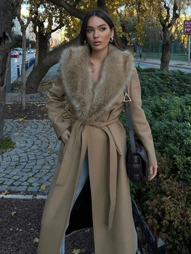 Berg-Feldt | Lange Jacke mit Kunstpelzkragen Taillierte Passform Eleganter Look