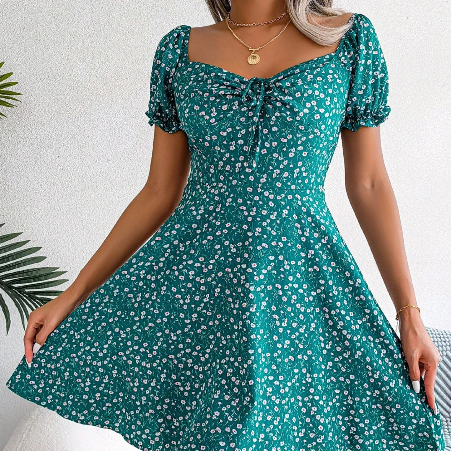 Sophie : Robe à col en V et laçage corset