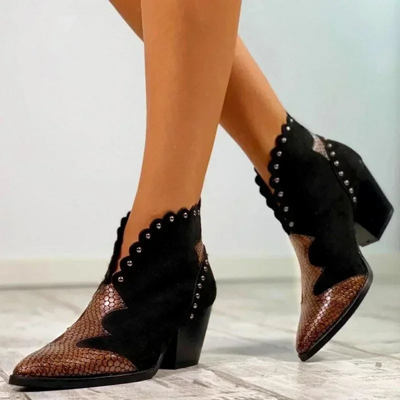 Berg-Feldt | Bottines western avec empiècements en cuir de serpent, bordures brodées et ondulées, talon bottier bas