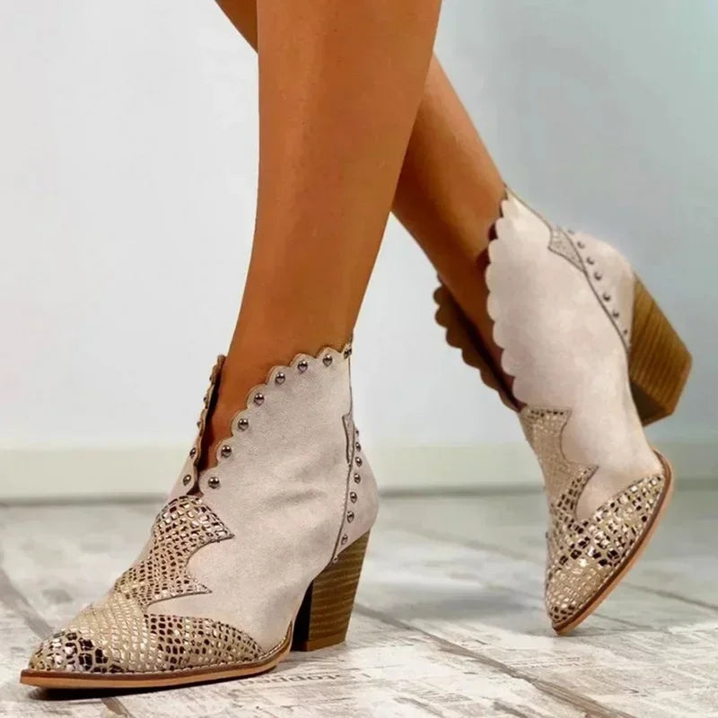 Berg-Feldt | Bottines western avec empiècements en cuir de serpent, bordures brodées et ondulées, talon bottier bas
