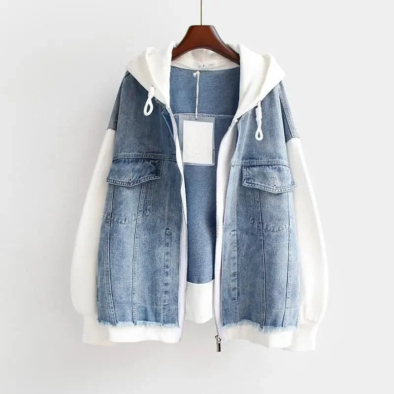 ALESSIA: Oversize-Hoodie mit Jeansjacke kombiniert