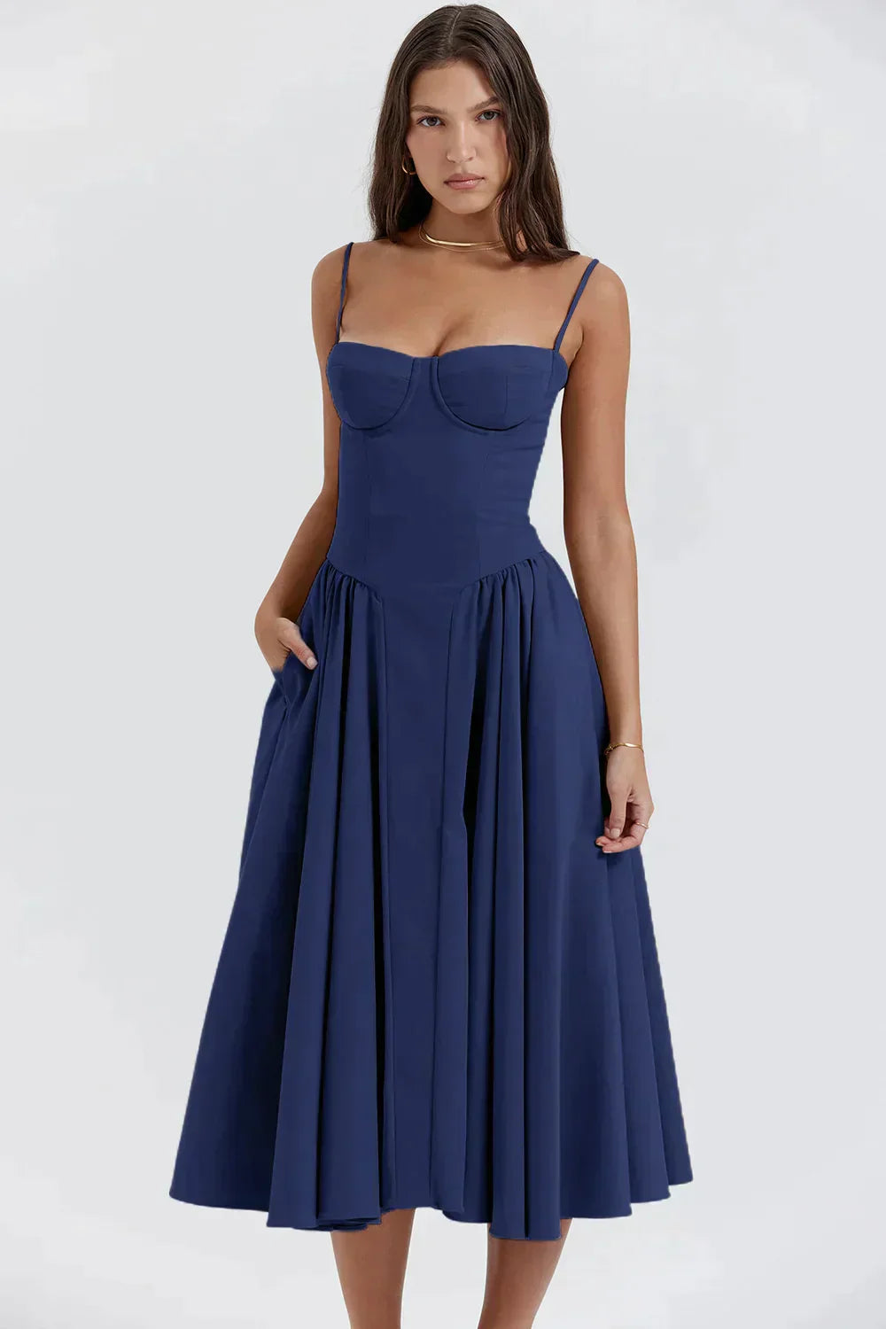 Hannah: Robe élégante et plissée à épaules dénudées