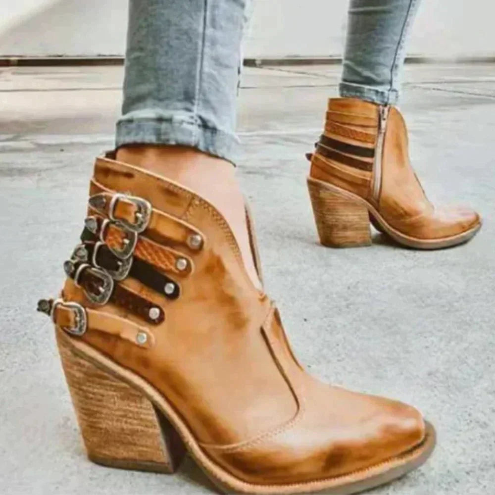 Berg-Feldt | Stiefel mit Nieten und Klobigem Schnallenverschluss