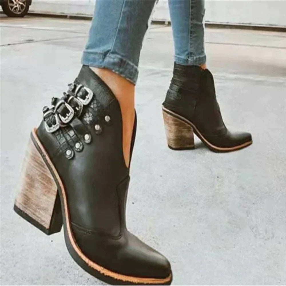 Berg-Feldt | Stiefel mit Nieten und Klobigem Schnallenverschluss