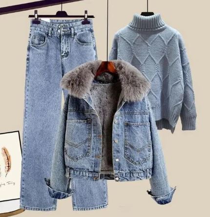 Berg-Feldt | Drei Teiliger Satz Bestehend Aus Jeans, Einer Jeansjacke und Einem Gestrickten Pullover mit Hohem Kragen