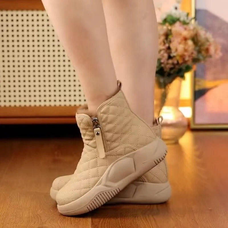 Berg-Feldt | Kurze Stiefel mit Kette An Der Seite