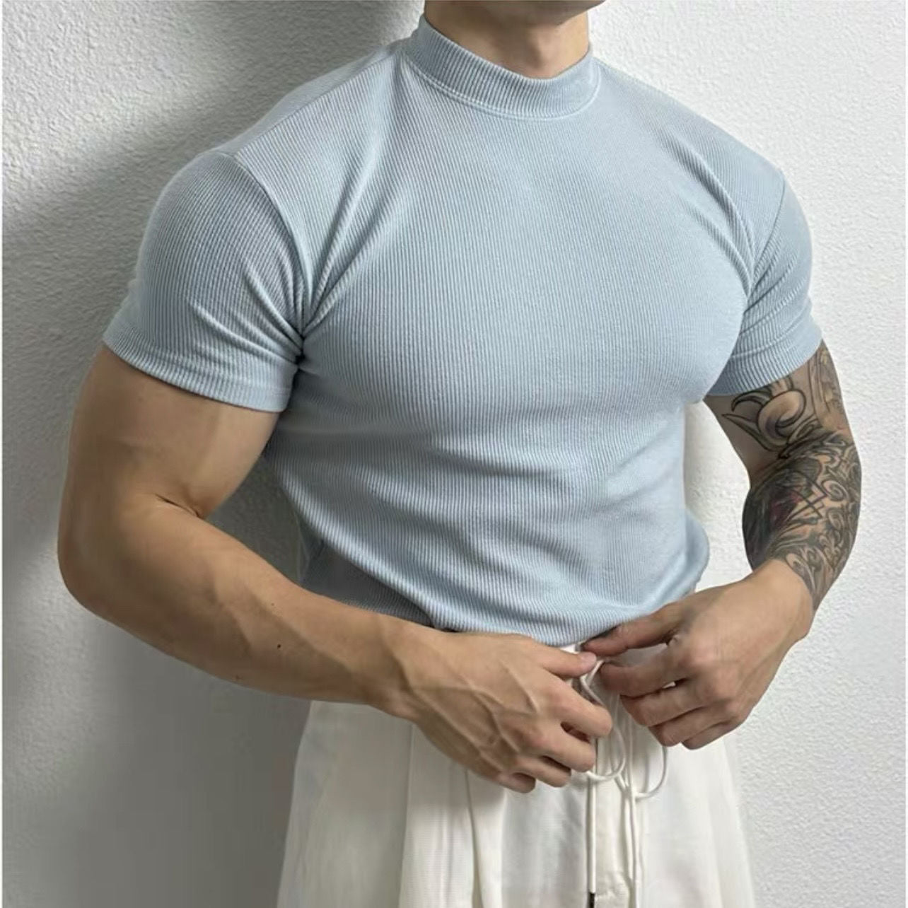 Fudus Stretch-T-Shirt mit Halbkragen im amerikanischen Stil