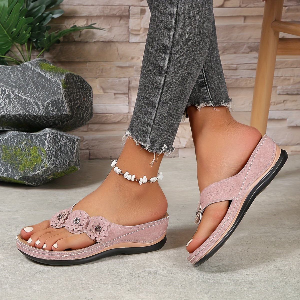 Damen-Plateausandalen mit floralen Details im eleganten Design