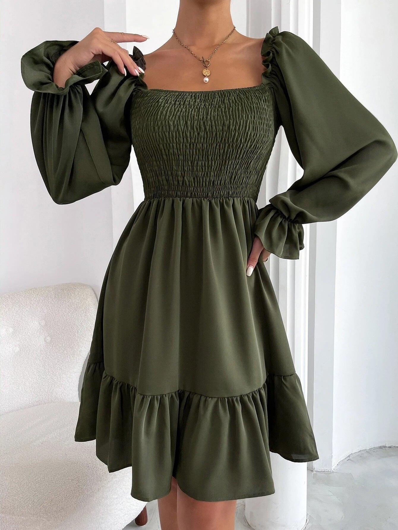 Fließendes Langarmkleid von Fudus mit quadratischem Ausschnitt und Rüsche