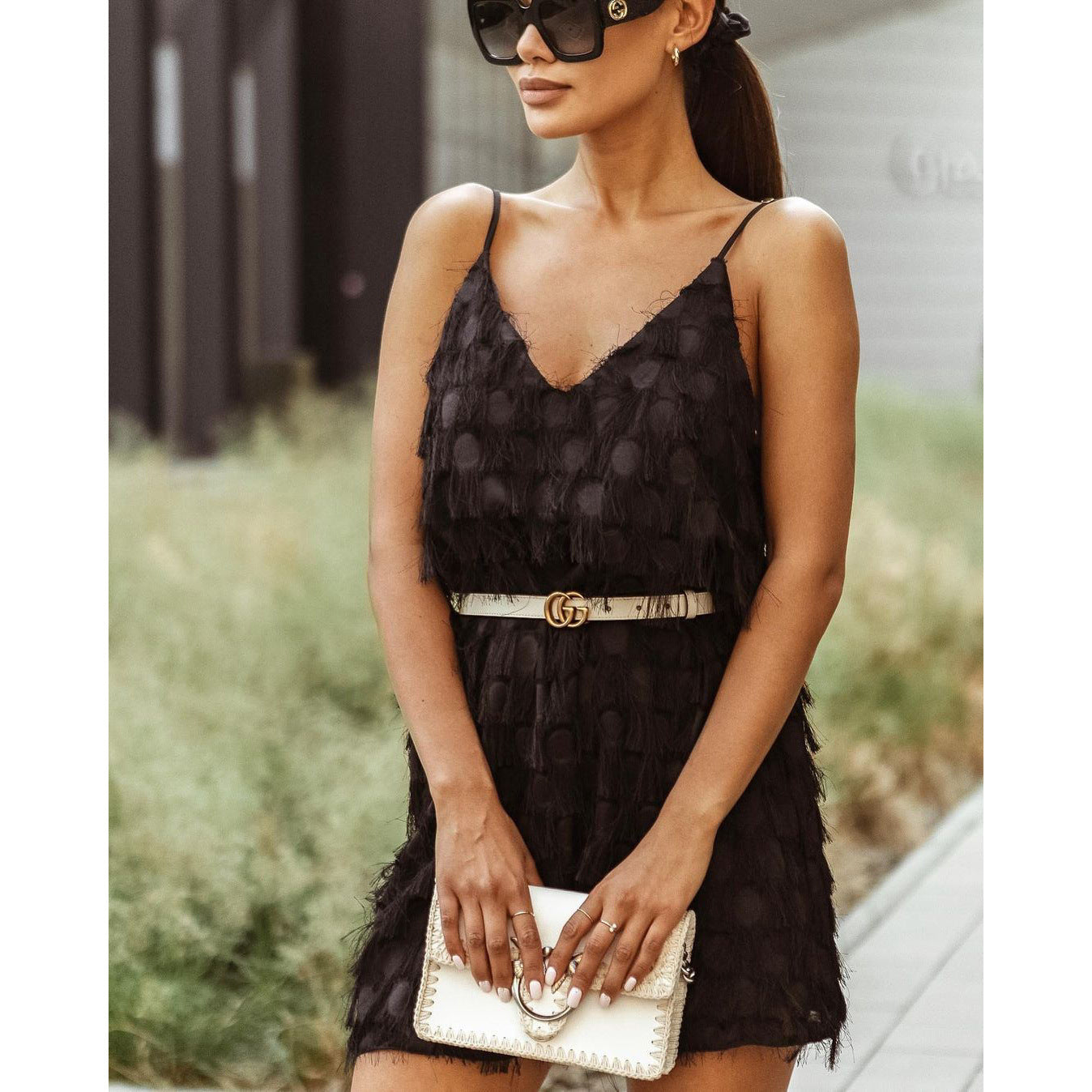 Robe courte à sequins avec col en V par Fudus