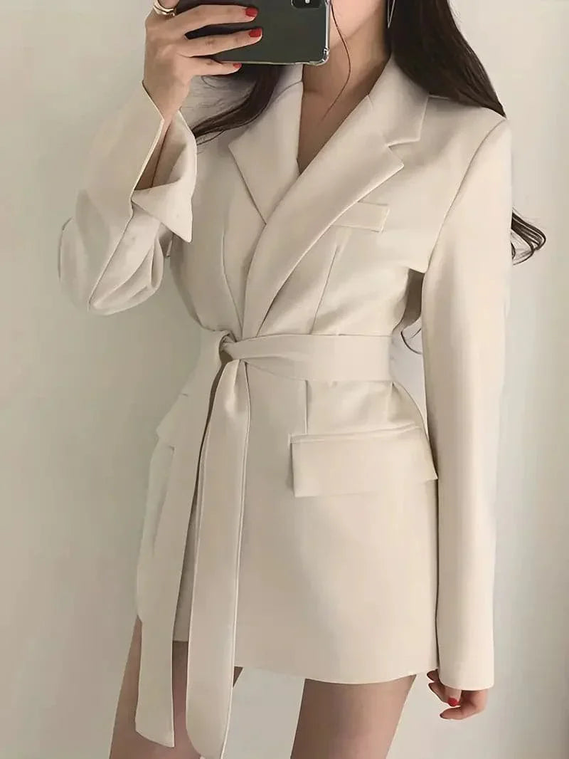 Berg-Feldt | Robe blazer - Coupe cintrée - Col à revers - Ceinture à nouer - Longueur mini
