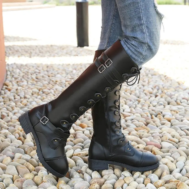 Berg-Feldt | Ritter Niedrige Absatz Bikerstiefel mit Gürtelschnalle Kreuzgurte