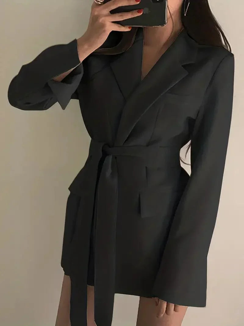 Berg-Feldt | Robe blazer - Coupe cintrée - Col à revers - Ceinture à nouer - Longueur mini
