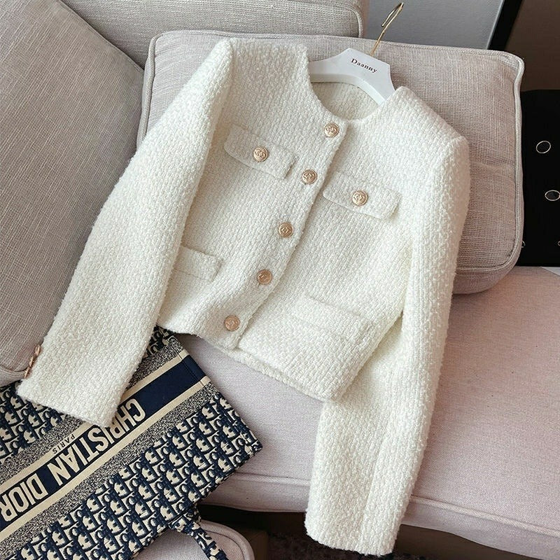 Berg-Feldt | Kurze Damenjacke aus Bouclestoff mit klassischem Design und Schmuckknöpfen