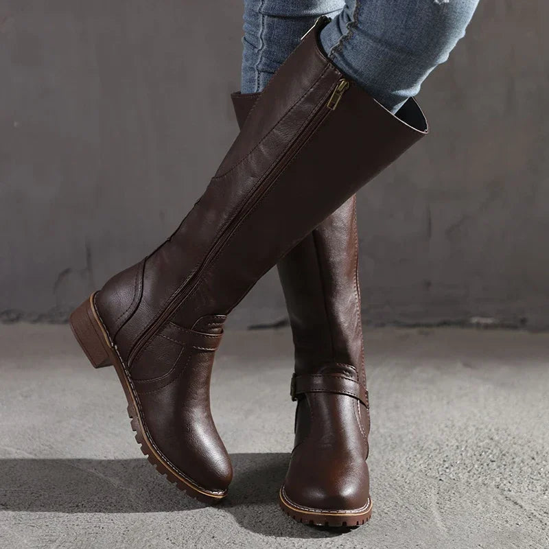 Berg-Feldt | Knielange Stiefel – Schmaler Schnitt – Schnallen-Detail – Lederähnliche Oberfläche – Profilsohle