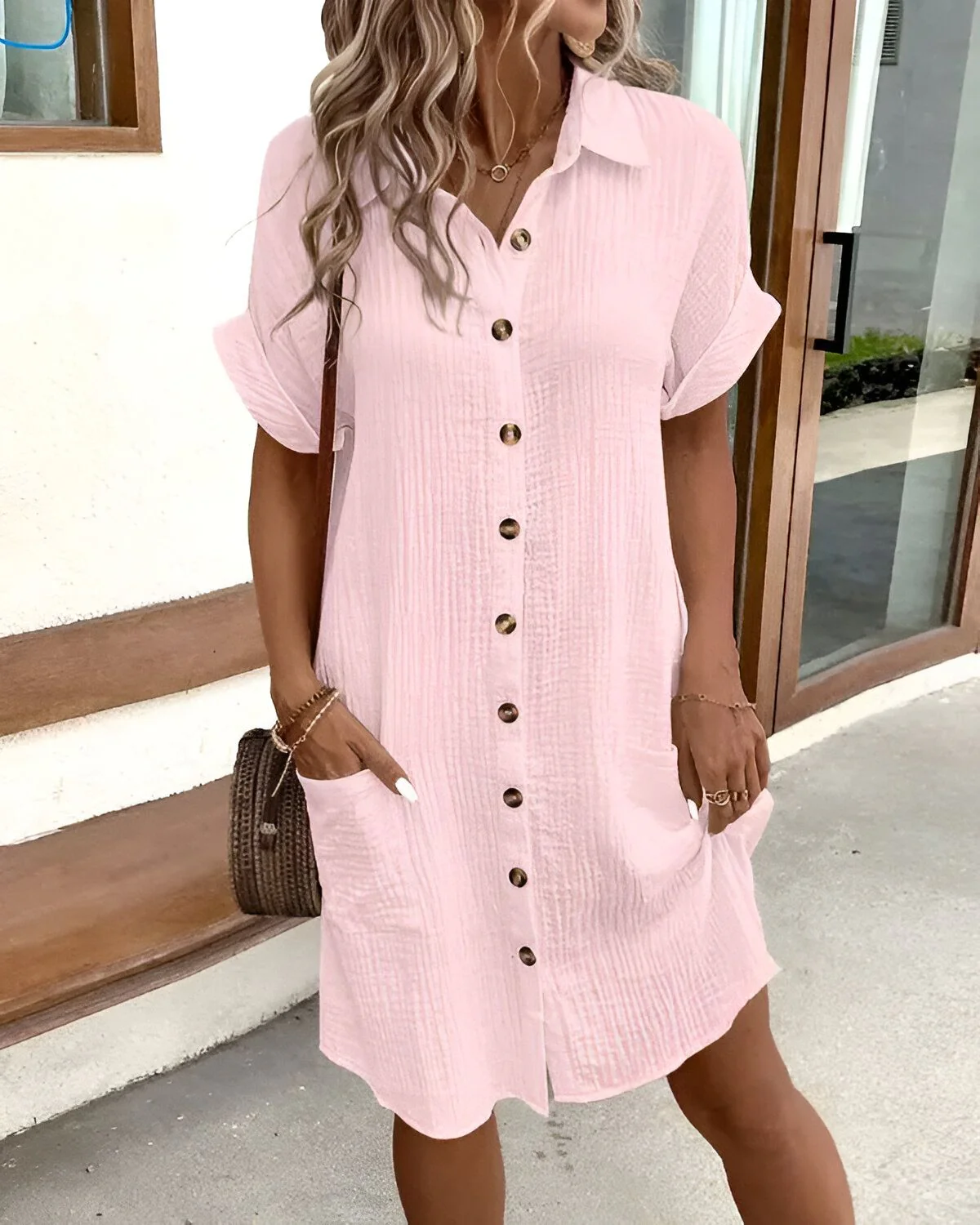 Mini-robe aérienne au design flatteur – Theresia